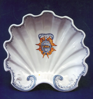 Conchiglia di ceramica con stemma